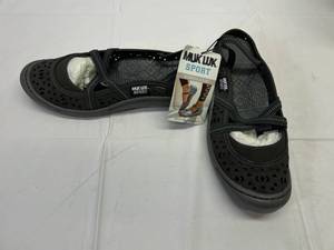 lot 141 image: Muk Luks Sport-Size 10