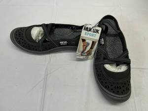 lot 142 image: Muk Luks Sport-Size 10