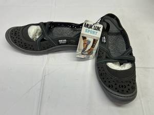 lot 143 image: Muk Luks Sport-Size 10