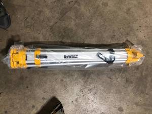 DEWALT Construction Tripod for Laser Level  Customer Returns See Pictures