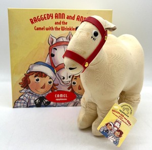 lot 33 image: APPLAUSE  Raggedy Ann and Andy and the Camel with Wrinkled Knees w Original Box