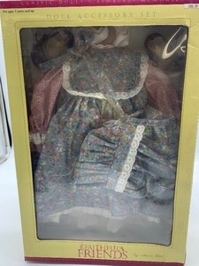 lot 42 image: HEIDI OTT - Boxed Girl Accessory Set