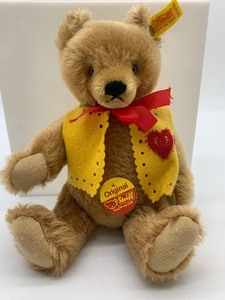 lot 104 image: STEIFF Jointed Bear - Luv Bear-er 1985 
