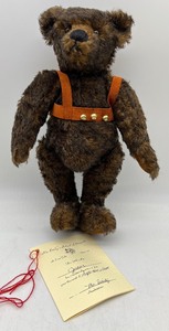 lot 12 image: Artisan Jointed Bear by JACKIE DIESCH Lifeling Friends - German Mohair and Antique Shoebutton Eyes - Jordan