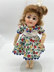 lot 201 image: Artisan Reproduction of Antique French Bleuette Doll by LYNDA MARX 2004