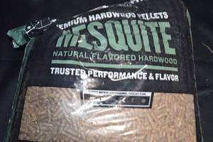 DAMAGED - Bag of Traeger Premium Naturally Flavored Mesquite Hardwood Pellets for Barbecue