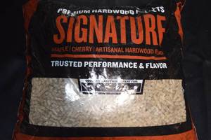 DAMAGED - Bag of Traeger Premium Naturally Flavored Signature Blend Hardwood Pellets for Barbecue