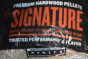 DAMAGED - Bag of Traeger Premium Naturally Flavored Signature Blend Hardwood Pellets for Barbecue