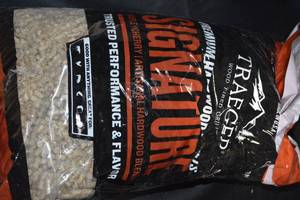 DAMAGED - Bag of Traeger Premium Naturally Flavored Signature Blend Hardwood Pellets for Barbecue
