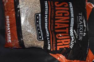 DAMAGED - Bag of Traeger Premium Naturally Flavored Signature Blend Hardwood Pellets for Barbecue
