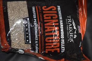 DAMAGED - Bag of Traeger Premium Naturally Flavored Signature Blend Hardwood Pellets for Barbecue