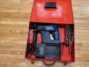 lot 49 image: Bosch 11213R Bulldog Hammer Drill with battery and charger