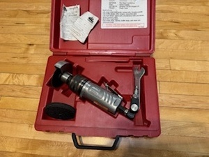 lot 50 image: Mac Tool Flex Head Air Powered Cutoff Tool AMT300B and AS60 Swivel Adapter