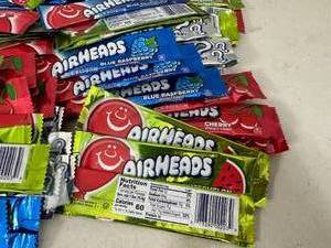 lot 260 image: 160 Airheads Candy