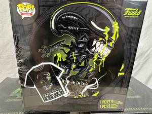 lot 317 image: 3 New Alien 40th Anniversary Funko Pop Size Large T-Shirt Collector Sets