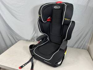 lot 28 image: Graco TurboBooster LX Booster Car Seat - Display Model