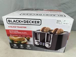lot 53 image: New Black and Decker 4 Slice Toaster