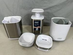 lot 70 image: New Jospeh Joseph Bathroom Accessories