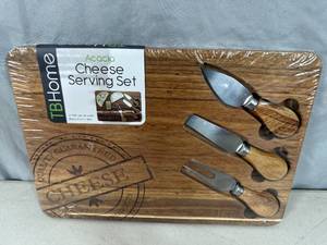 lot 77 image: New Acacia Cheese Serving Set