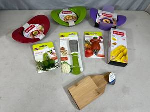 lot 99 image: New Kitchen Items