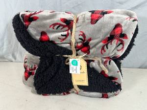 lot 123 image: New Montauk Luxury Berber Throw