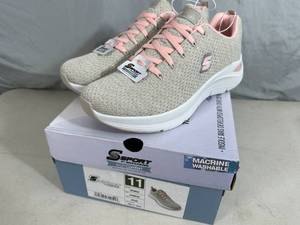 lot 290 image: New Skechers Arch Comfort Shoes - Size 11