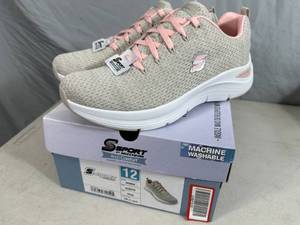 lot 292 image: New Skechers Arch Comfort Shoes - Size 12