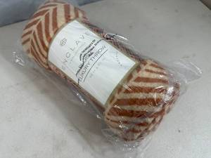 lot 327 image: New Plush Luxury Throw Blanket