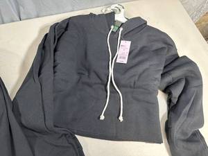 lot 173 image: 6 New Hooded Sweatshirts - Size Medium - $108 retail
