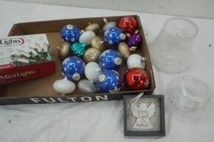 lot 26 image: Christmas Decor