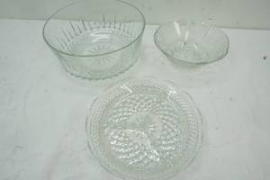 lot 27 image: Clear glass serving pieces