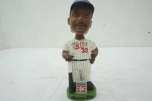 lot 41 image: Twins #32 Dave Winfield Hall of Fame
