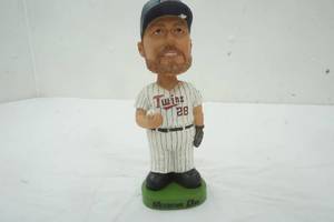 lot 54 image: Twins #28 Bert Blyleven