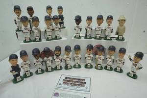 lot 101 image: Minnesota Twins Limited Edition 1897 20th Anniversary World Champions Bobblehead Set