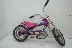 lot 115 image: Schwinn Stingray Girls Bike with Bannana Seat 43 long, seat hight 14