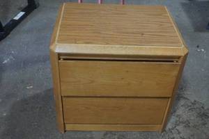 lot 183 image: 22 x 24 x 20 Thomisville Table with two drawers