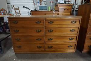 lot 184 image: Bedroom Room Dresser Set by Stanley