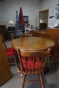 lot 189 image: 4 Chairs and Dining Table with 2 Leafs