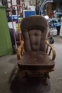 lot 194 image: Rocking Glider Chair