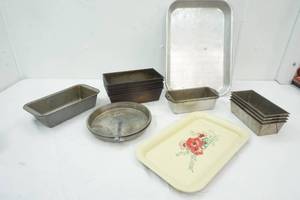 lot 208 image: Cake Pan, variety sizes bread pans, pie pan and Tin