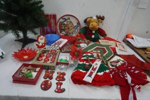 lot 215 image: Christmas Decor