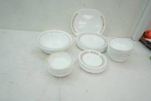 lot 216 image: Corelle Dinner set