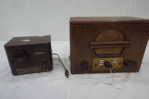 lot 261 image: Vintage Radios