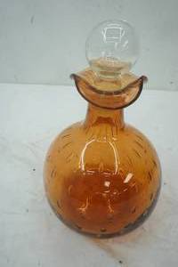lot 262 image: Art Glass Liquor bottle and Stopper
