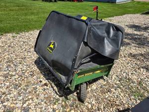 lot 14 image: John Deere Cart MC519