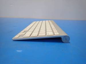 lot 40 image: Apple Wireless Keyboard A1314