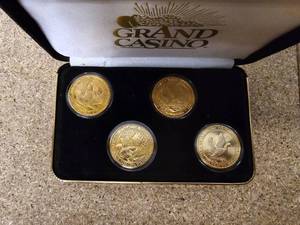 lot 14 image: Grand Casino collector coin set 1995-1996 wildlife series 2 in case, and 4 half dollar coins