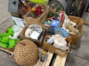 lot 2116 image: Pallet of Decor