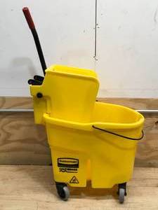lot 27 image: Rubbermaid Wavebrake Bucket And Wringer