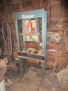 lot 10 image: 30 ton Shop Press